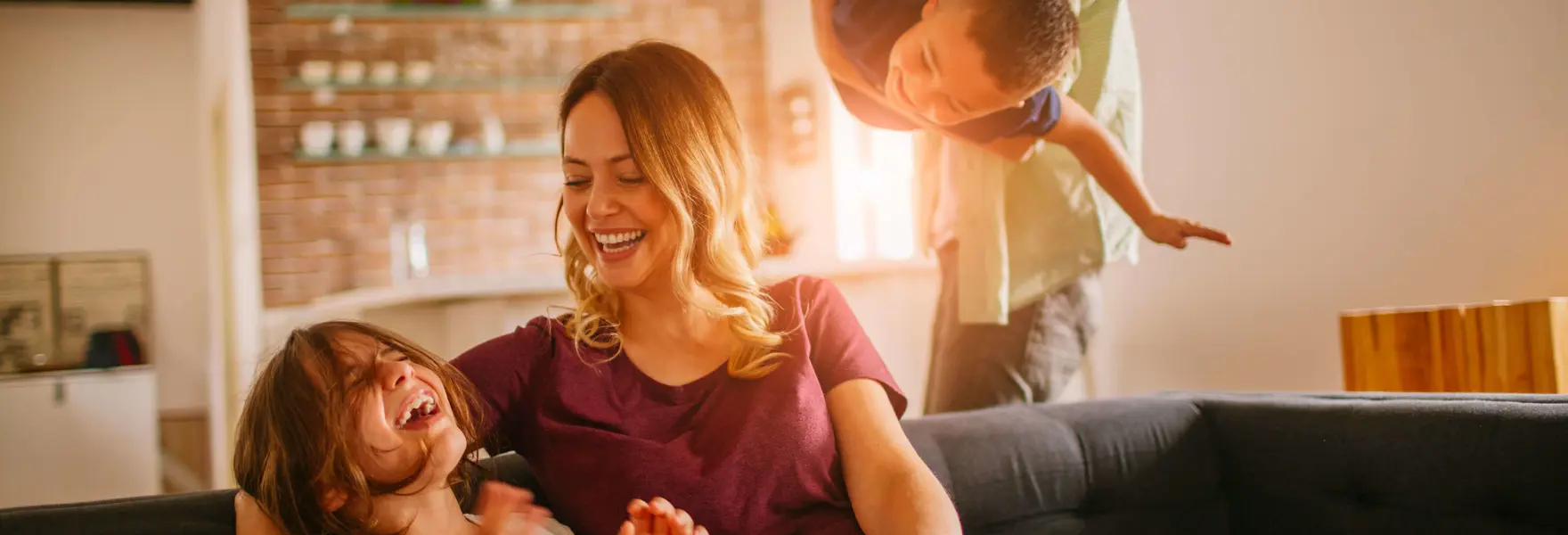 Famiglia che trascorre del tempo insieme in casa 